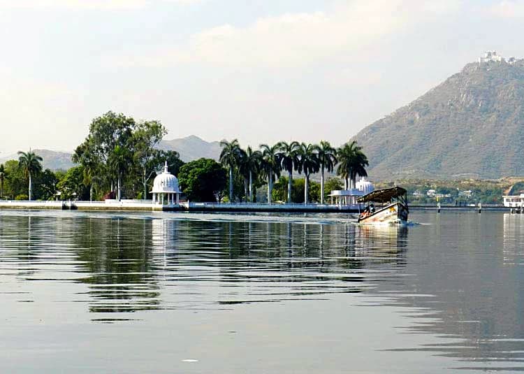Fateh Sagar Lake in Udaipur with hills behind, the calm end of a rajasthan itinerary