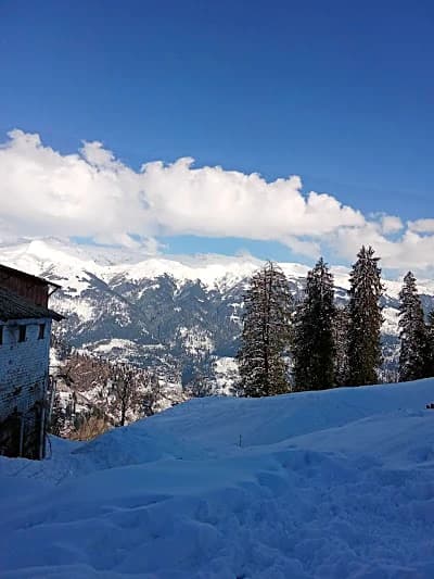 Solang Valley near Manali with green slopes and mountains, a key stop on a Manali itinerary