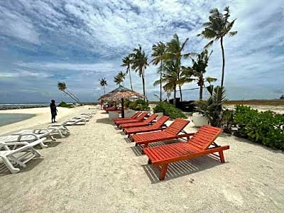 turquoise water and white sand beach representing a honeymoon trip planner destination in Maldives