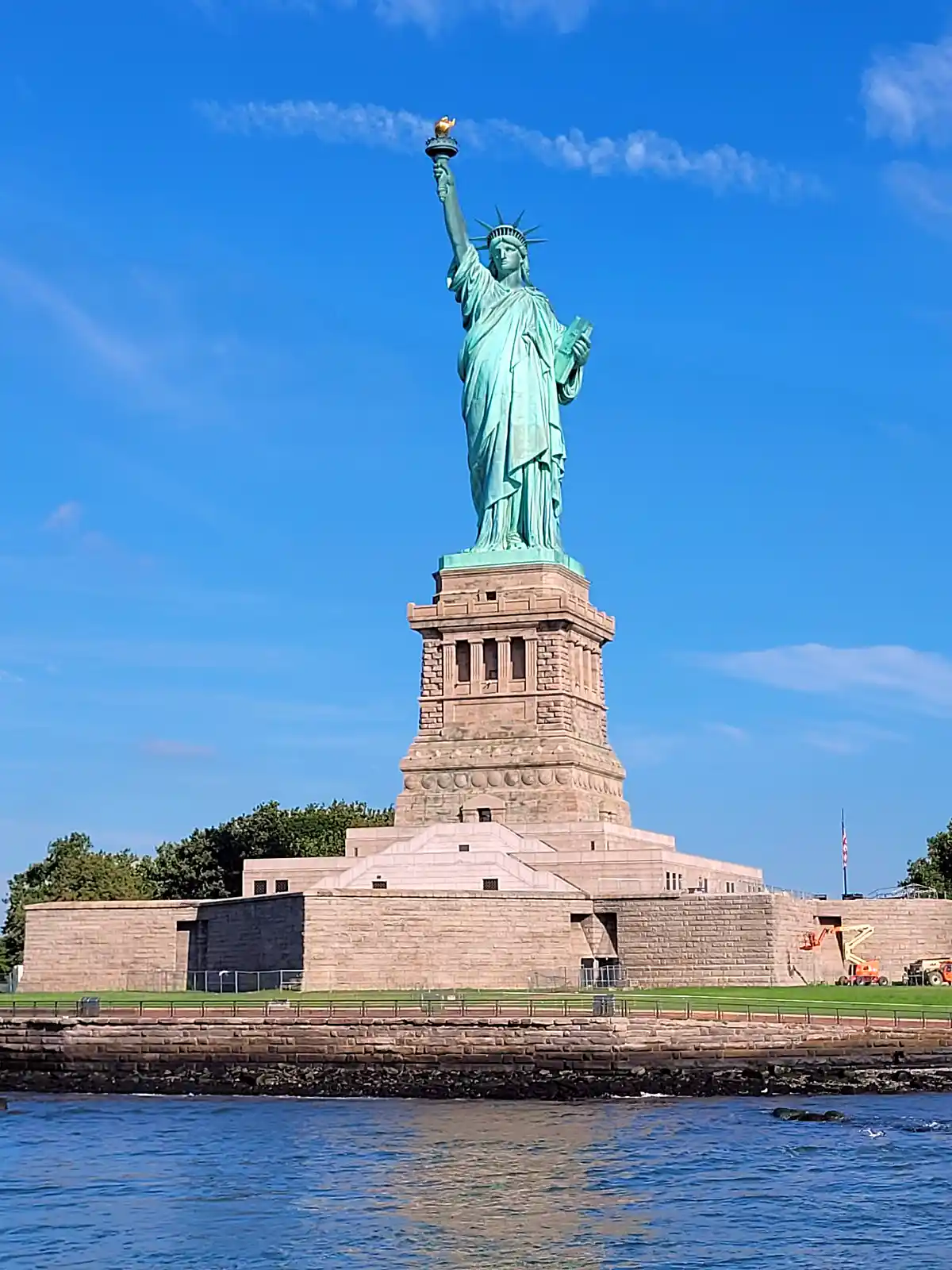 Statue of Liberty and Ellis Island symbolizing the US visa process for Indian applicants