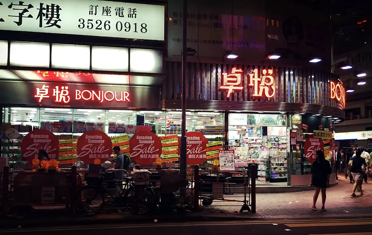 Lantern-lit stalls of Temple Street Night Market, a genuine offbeat Hong Kong local spot